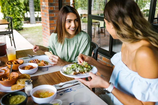 eating-out-mississippi Individual with PCOS dining at a restaurant, making balanced food choices to manage blood sugar.